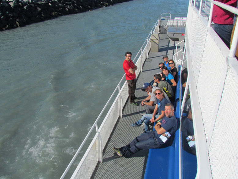 TOMANDO UN BARCO PARA VER LA BAHIA DE RESURRECION
